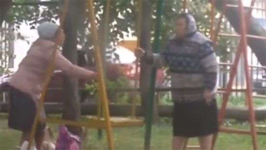 Подмосковные бабушки устроили жесткую битву из-за качелей (ВИДЕО)