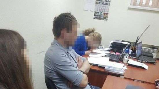 Следователя налоговой инспекции поймали за руку при получении взятки