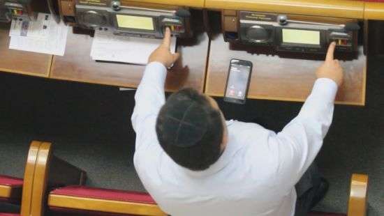 Нардепа Фельдмана поймали на кнопкодавстве (ВИДЕО)