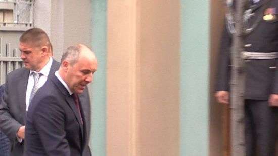 Парубий выбросил окурок мимо урны (ФОТО)