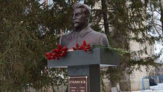 В России скульптор создал бюст Сталину, который репрессировал его деда