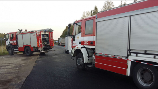 В Латвии на дороге разлили 100 литров азотной кислоты