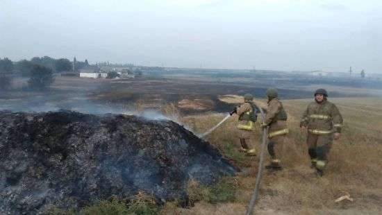 Появилось видео с места пожара на военном складе под Мариуполем (видео)