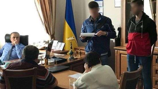 Суд арестовал попавшегося на взятке Холодницкому судью из Днепра