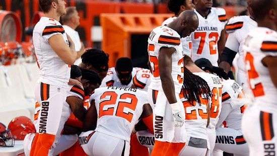 Трамп предложил расстреливать футболистов, игнорирующих гимн