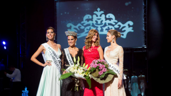 Претендентка на корону красавицы рухнула в бассейн во время дефиле (видео)