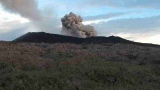 Вулкан в Вануату начал выбрасывать столбы пепла и огня