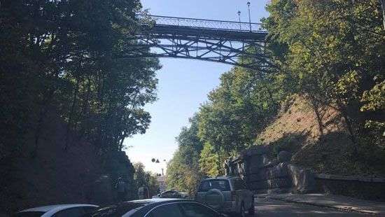 В Киеве с Моста влюбленных собрался прыгнуть самоубийца (ФОТО)