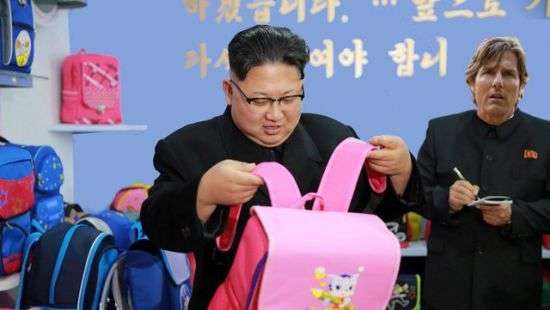 Соцсети потролили Ким Чен Ына с розовым рюкзаком (ФОТО)