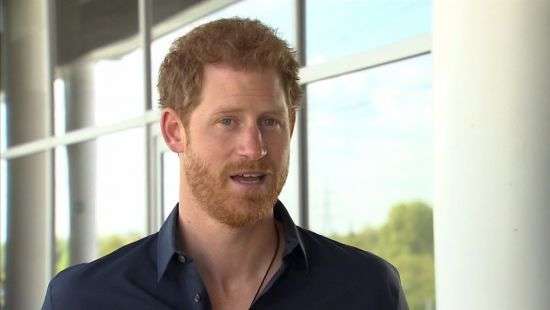 Ребенок стащил у принца Гарри попкорн, пока он смотрел «Игры непокоренных» (видео)