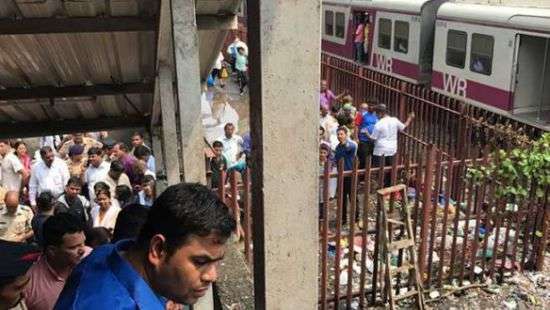 В Индии на ж/д станции пассажиры из-за ливня устроили давку, погибли 15 человек (ВИДЕО)