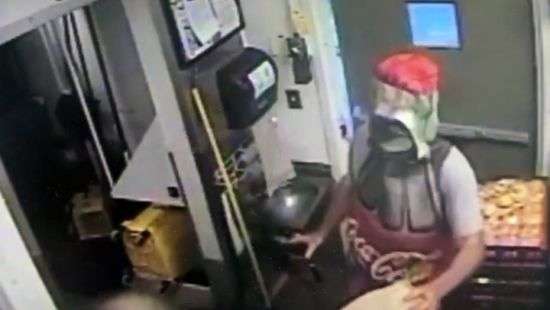 В США вооруженная пистолетом «бутылка колы» ограбила кафе (видео)