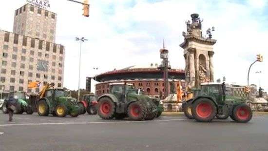 В Барселоне устроили «марш тракторов» за независимость Каталонии (ВИДЕО)