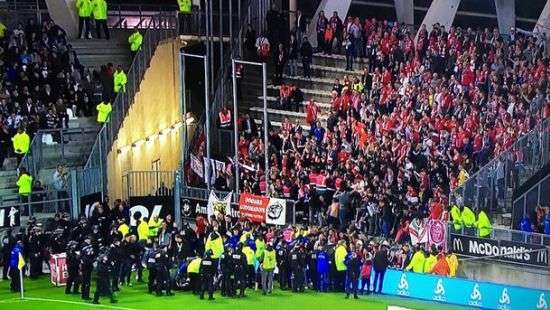 На матче Лиги 1 обрушилось заграждение: 18 пострадавших