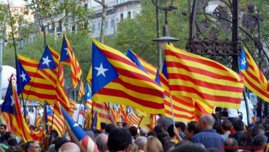 Возле участков для голосования в Каталонии еще ночью выстроились очереди