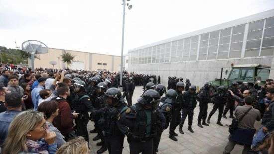 В Испании заблокирован участок, где будет голосовать глава Каталонии (видео)