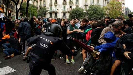 В сети появилось видео избиения полицией сторонников референдума в Каталонии (видео)