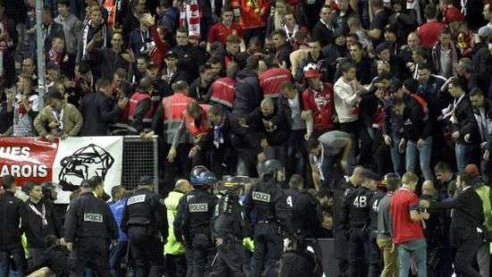 В результате падения заграждения на матче Лиги 1 пострадали 29 человек