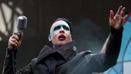 Мэрлин Мэнсон на концерте получил травму от рухнувших на него декораций (видео)