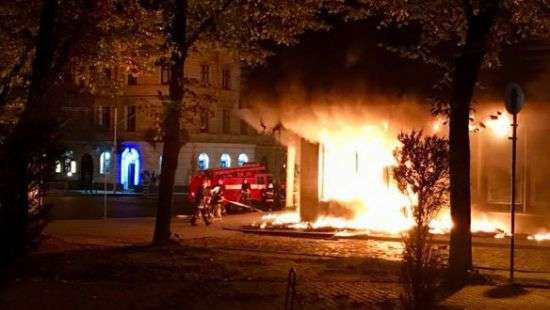 Во Львове сгорело отделение Сбербанка РФ (видео)