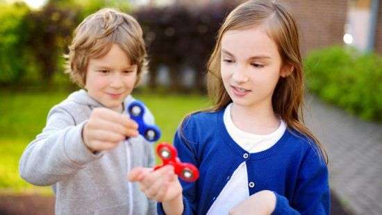 Как спиннеры влияют на психику детей, рассказали врачи