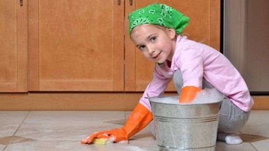Психологи рассказали, как приучить ребенка помогать по дому