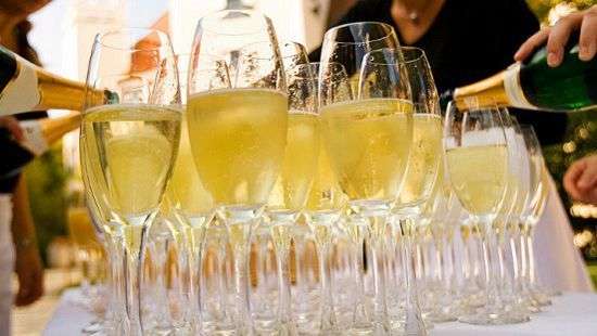 Чтобы быть в тонусе, женщинам необходимо ежедневно выпивать бокал шампанского – ученые