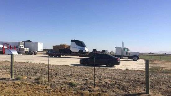 Стало известно, как выглядит грузовик Tesla