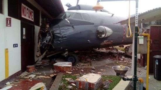 В Перу самолет с военными протаранил полицейский участок