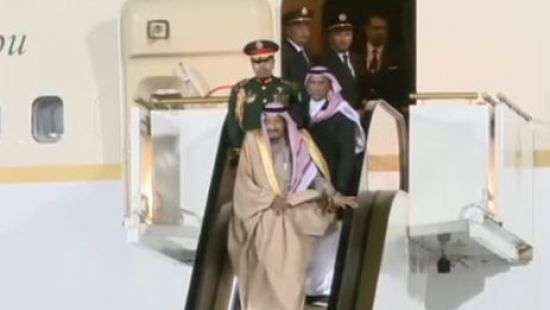 Король Саудовской Аравии в Москве застрял на трапе-эскалаторе (видео)