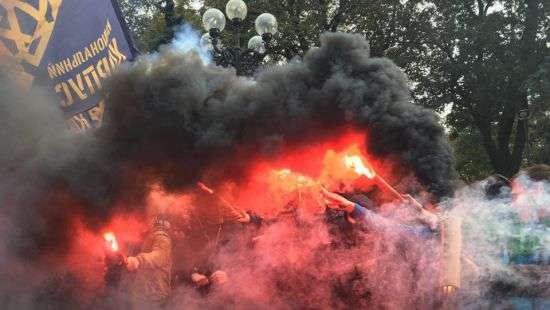 Под ВР начались массовые беспорядки, в здание парламента полетели дымовые шашки (ФОТО)