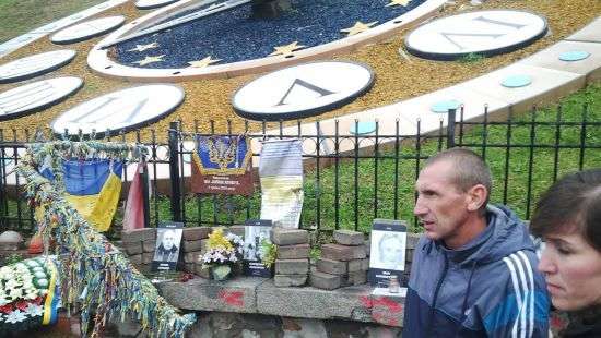 В Киеве  разбили памятник героям Небесной сотни на Институтской