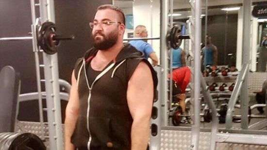 Британский бодибилдер голыми руками убрал с дороги мешавший ему автомобиль (видео)