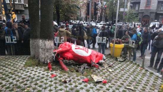 В Киеве под офисом Балашова разгромили летнюю площадку и корову (ФОТО/ВИДЕО)