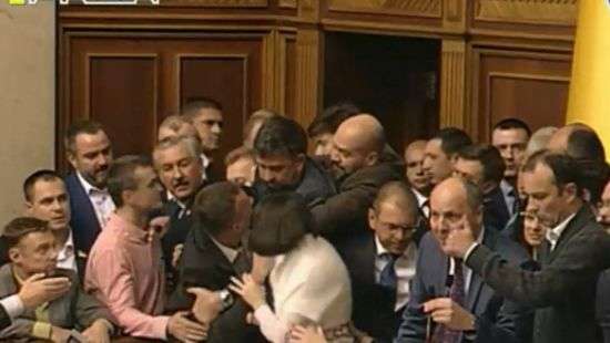 В Раде началась драка из-за законопроектов по Донбассу (ВИДЕО)