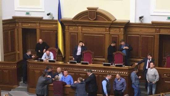 В Верховной Раде с самого утра заблокировали трибуну