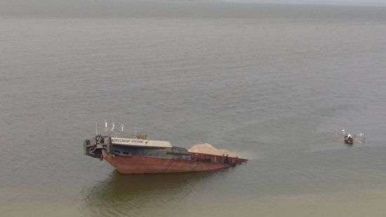 В Каховском водохранилище разлилась нефть из затонувшей баржи