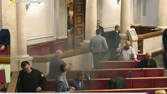 В Раде зажгли дымовую шашку (ФОТО/ВИДЕО)