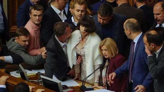 Большего цирка нет нигде: соцсети дали диагноз по дракам в Раде