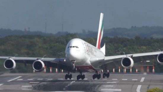 На видео попала посадка крупнейшего пассажирского лайнера в ураган