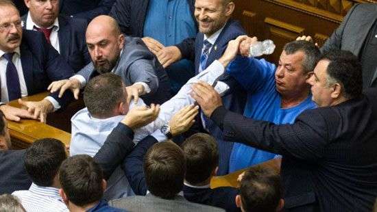 А под вышиванками - косоворотки: Порошенко оценил события в Раде (ВИДЕО)