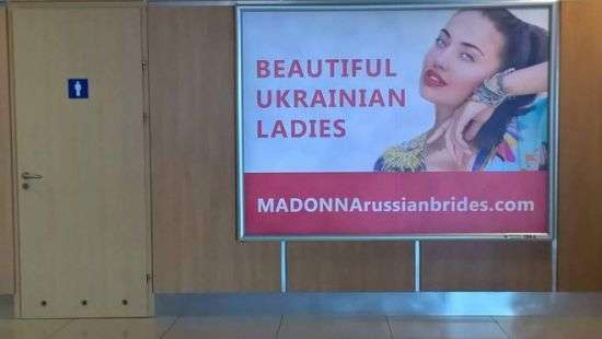 В аэропорту Харькова разместили рекламу сексуальных услуг