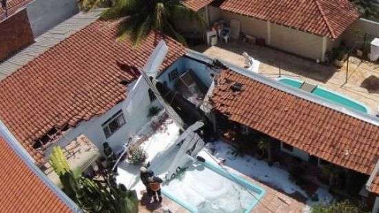 В Бразилии самолет рухнул на жилой дом, есть жертвы