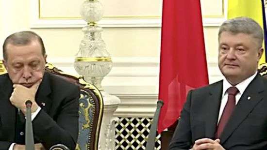 Появилось видео, как Эрдоган задремал на пресс-конференции с Порошенко (видео)