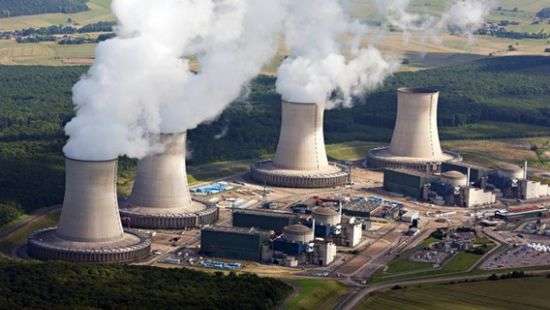 Во Франции активисты Greenpeace запустили фейерверк с территории АЭС