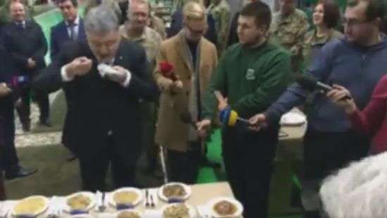 Порошенко отведал военную кормежку и вспомнил про жену (ФОТО/ВИДЕО)