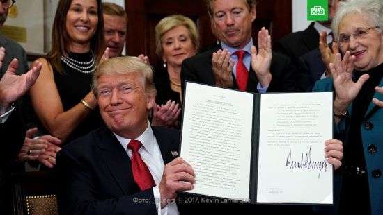 Трамп подписал указ об отмене медреформы Обамы
