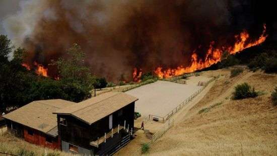 Из-за быстро распространяющегося огня в Калифорнии растет число жертв (видео)
