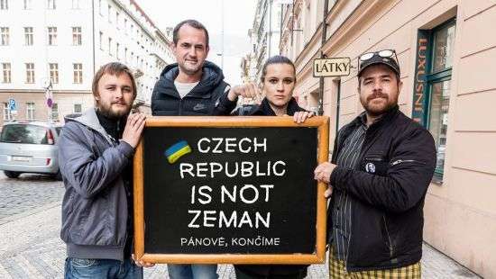 «Чехия – не Земан»: Украину поддерживают в соцсетях флэшмобом