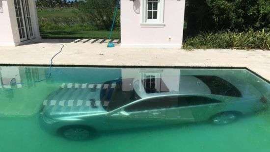 Модель, получившая отказ банкира, утопила его автомобиль